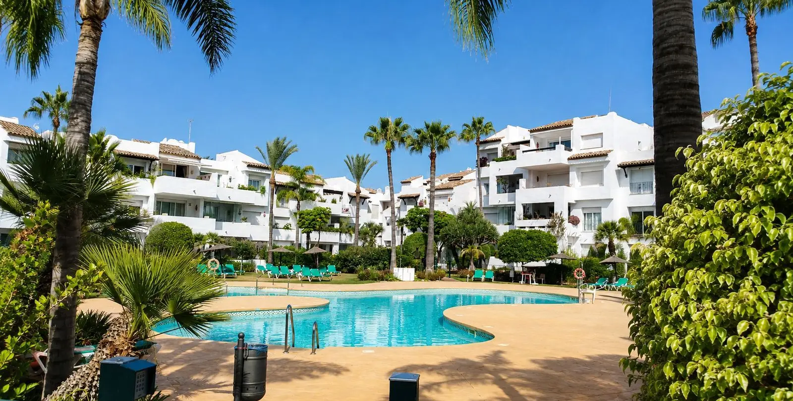 Sale of middle floor apartment in Costalita 2