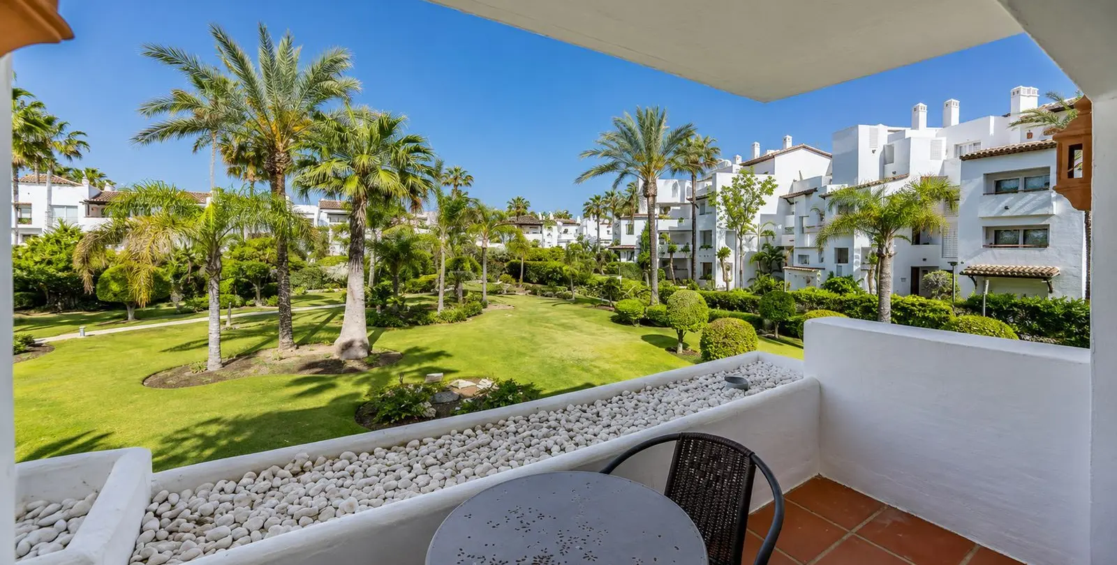 Sale of middle floor apartment in Costalita 14