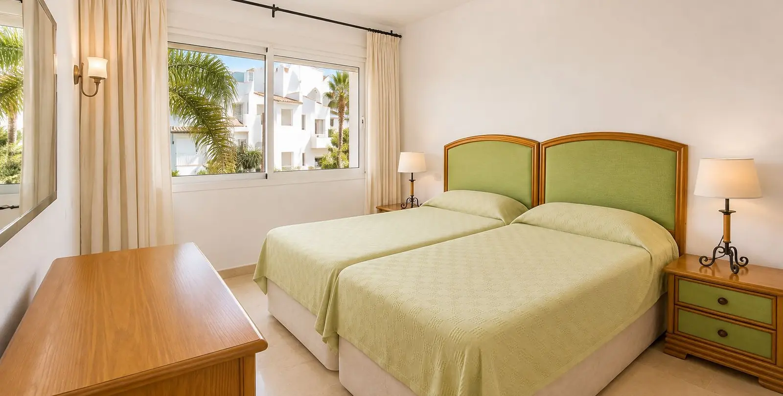 Sale of middle floor apartment in Costalita 16