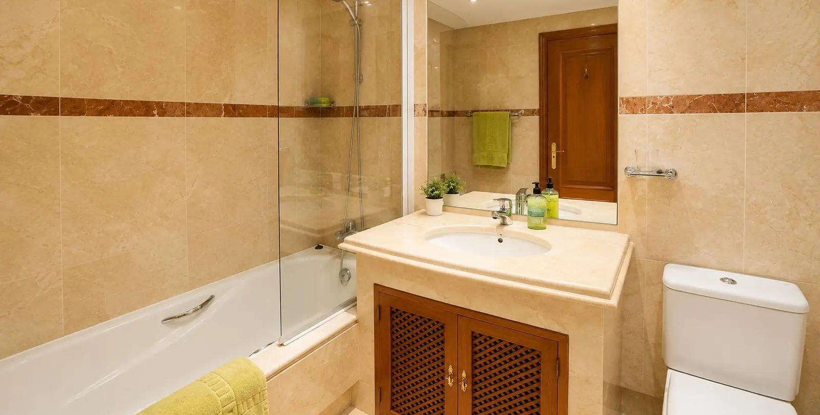Sale of middle floor apartment in Costalita 17