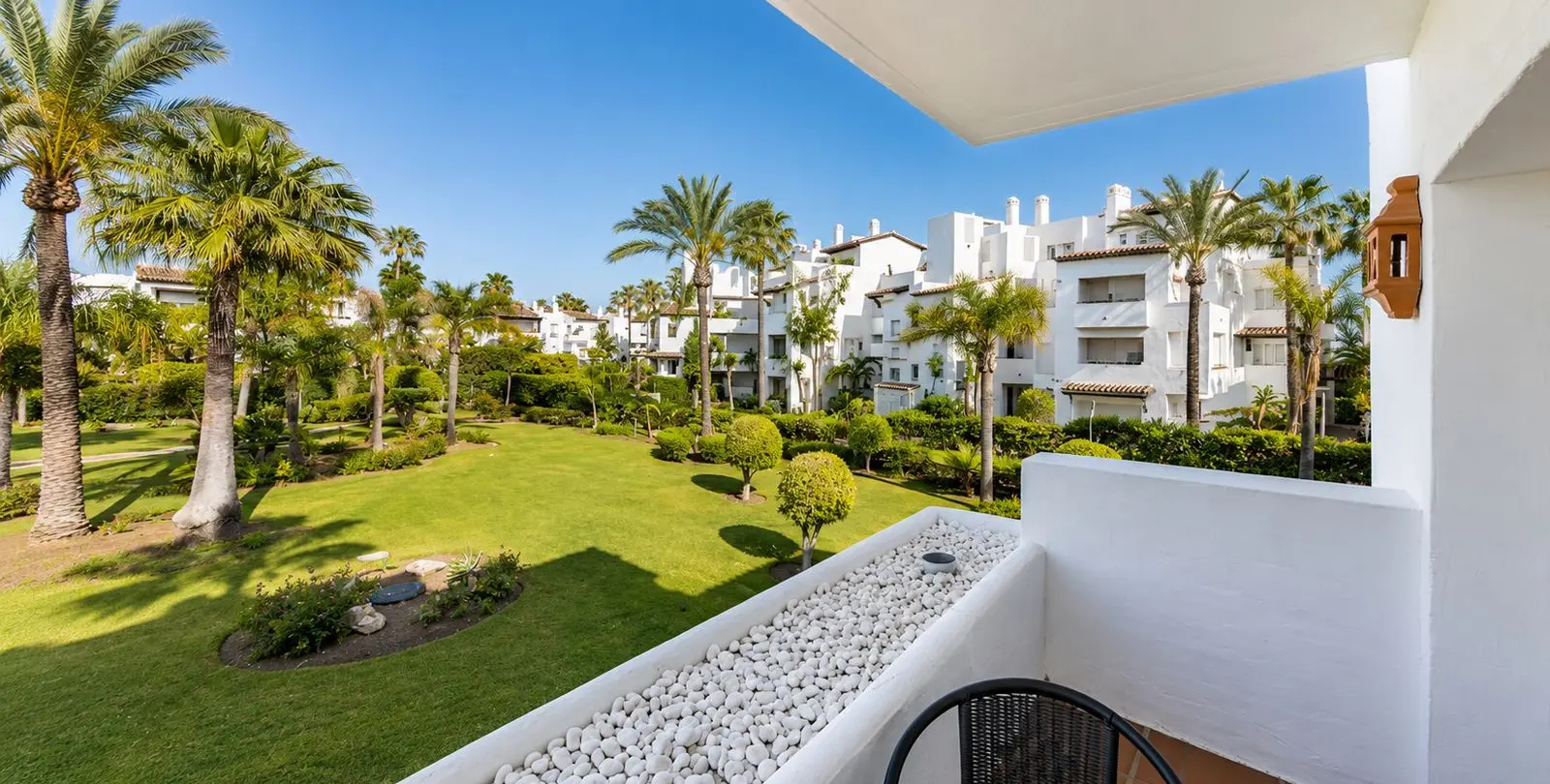 Sale of middle floor apartment in Costalita 22