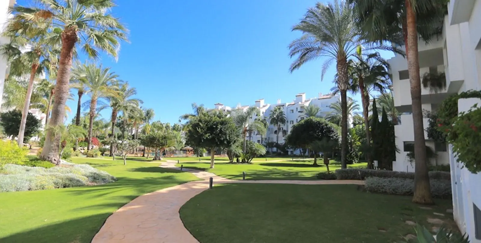 Sale of middle floor apartment in Costalita 24