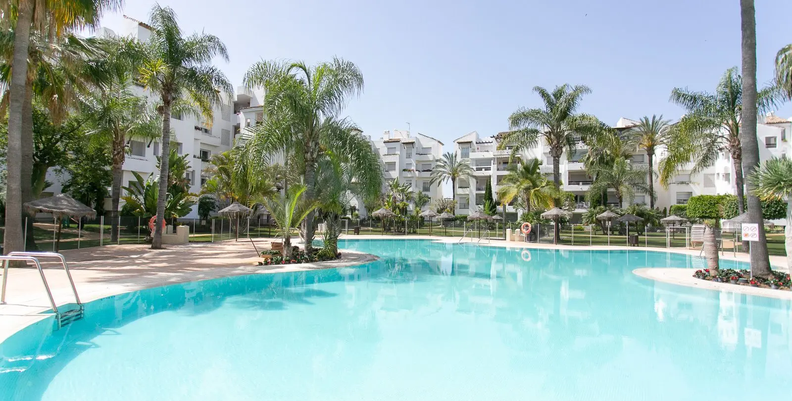 Sale of middle floor apartment in Costalita 26