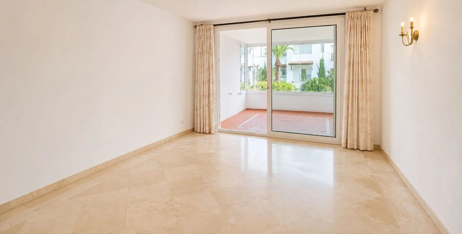 Sale of middle floor apartment in Costalita 28
