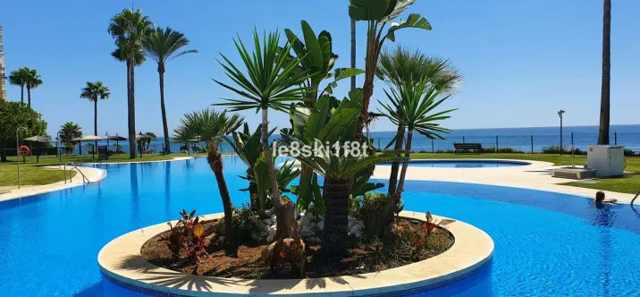 Venta de apartamento en planta media en Calahonda 0