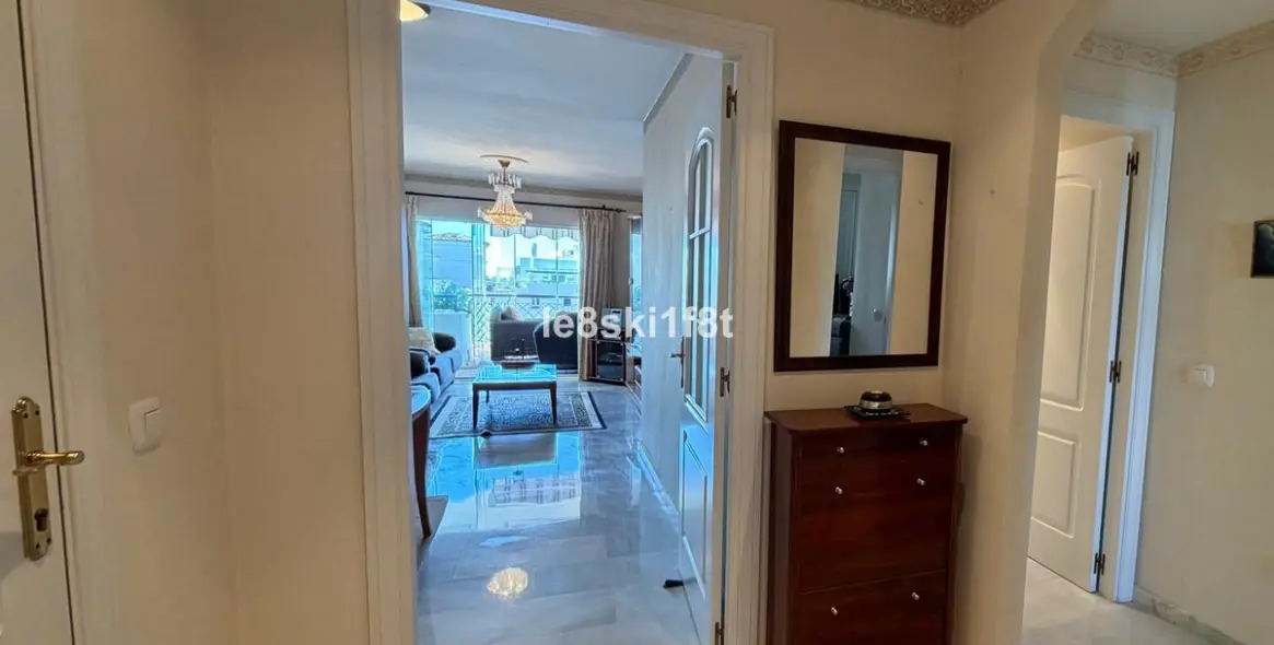 Venta de apartamento en planta media en Calahonda 11