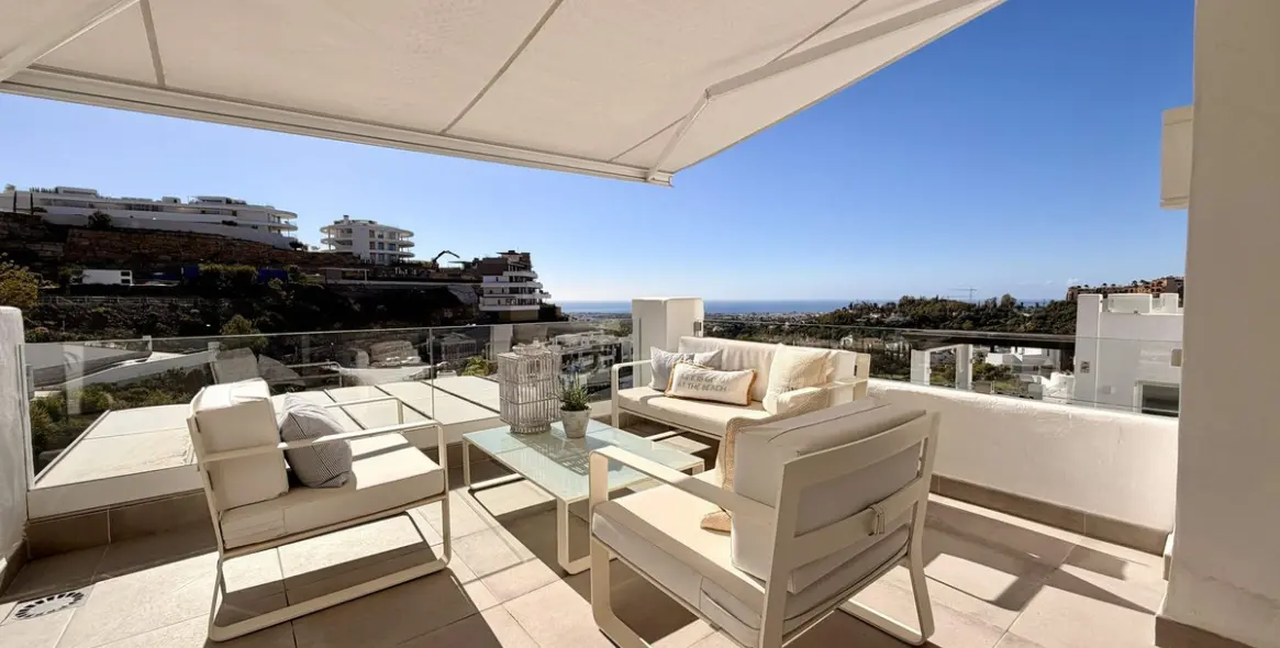 Sale of middle floor apartment in Benahavís 2