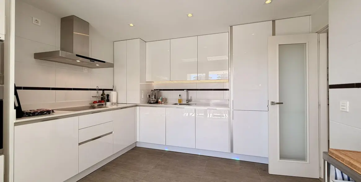 Sale of middle floor apartment in Benahavís 8