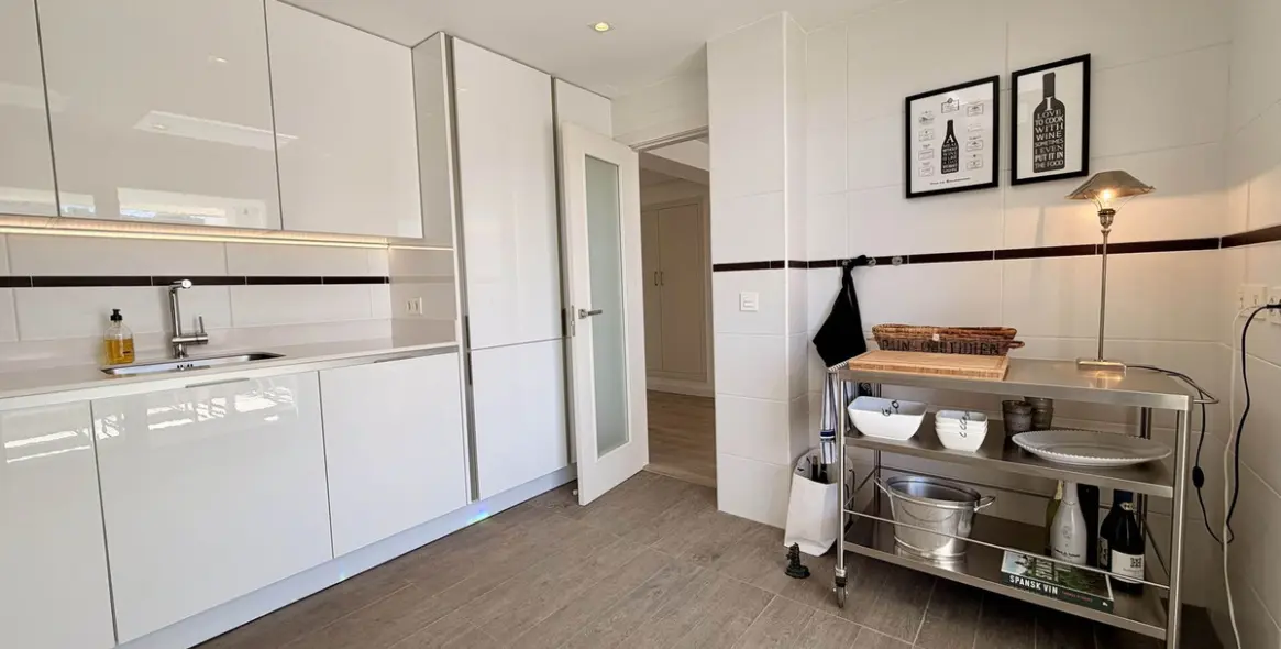 Sale of middle floor apartment in Benahavís 9
