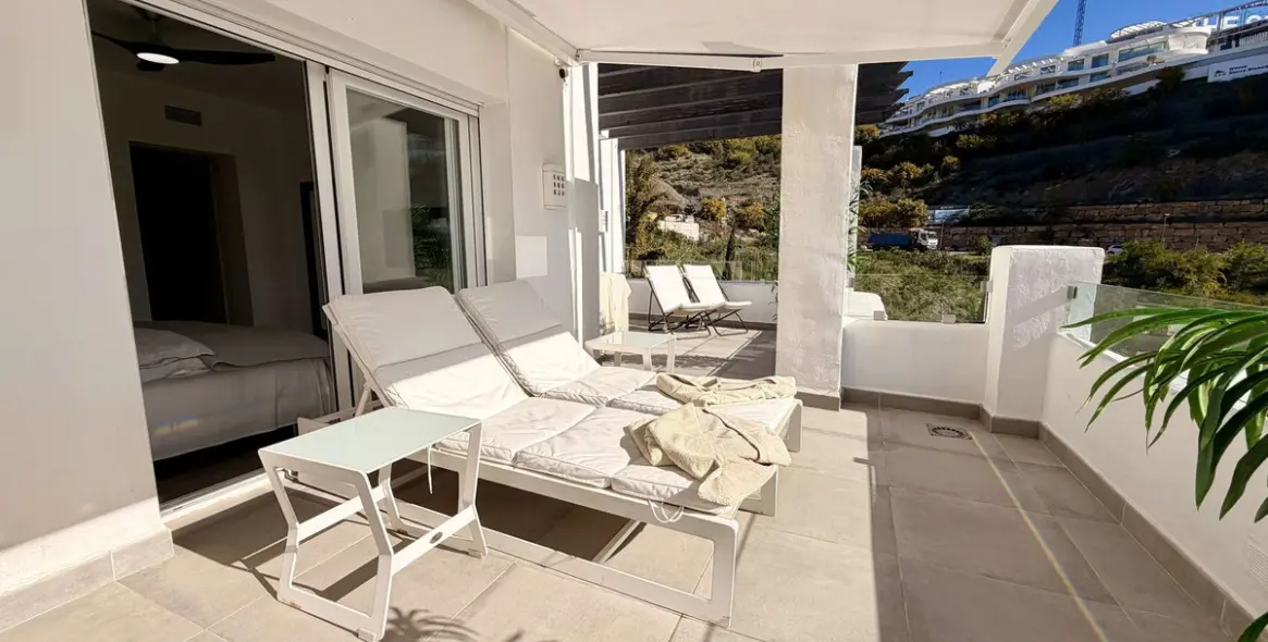 Sale of middle floor apartment in Benahavís 10