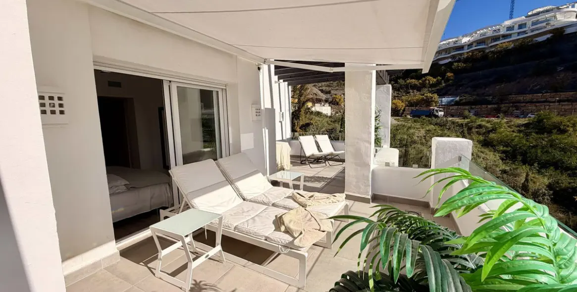 Sale of middle floor apartment in Benahavís 11