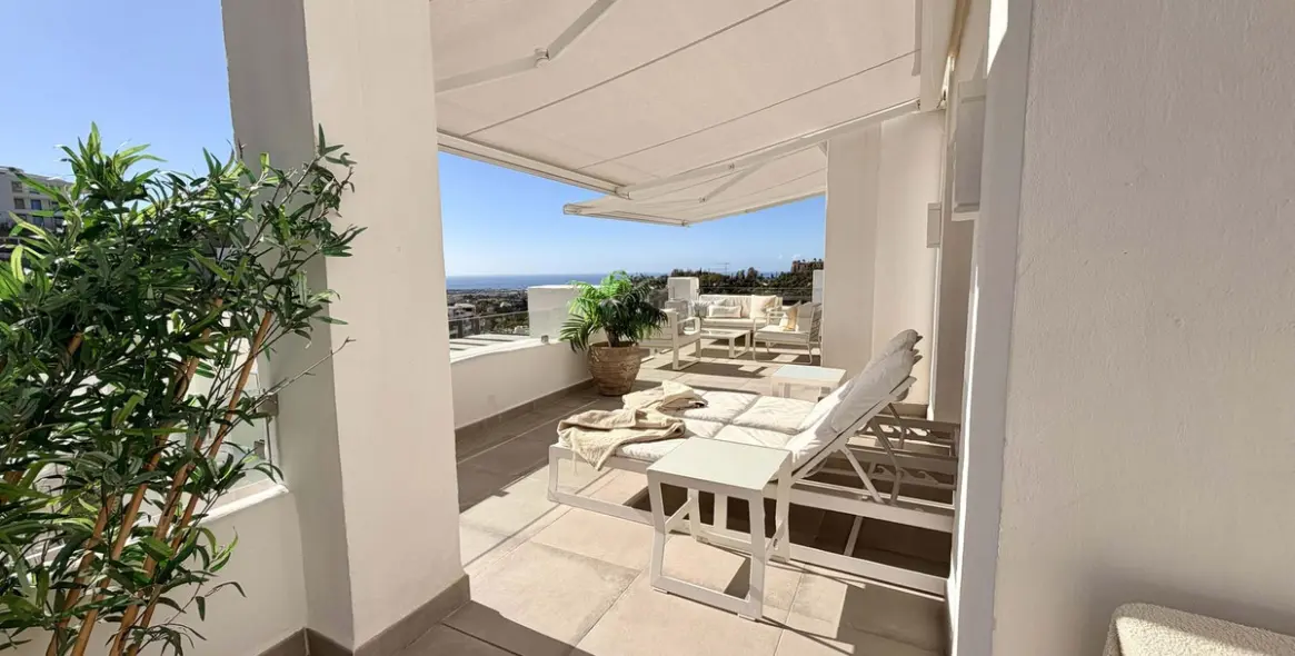Sale of middle floor apartment in Benahavís 12