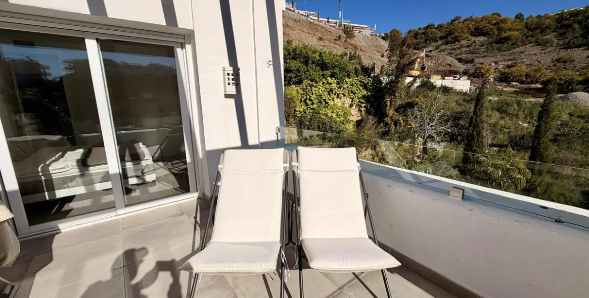 Sale of middle floor apartment in Benahavís 15