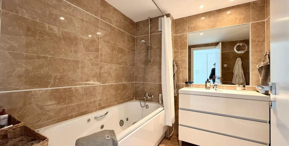 Sale of middle floor apartment in Benahavís 20