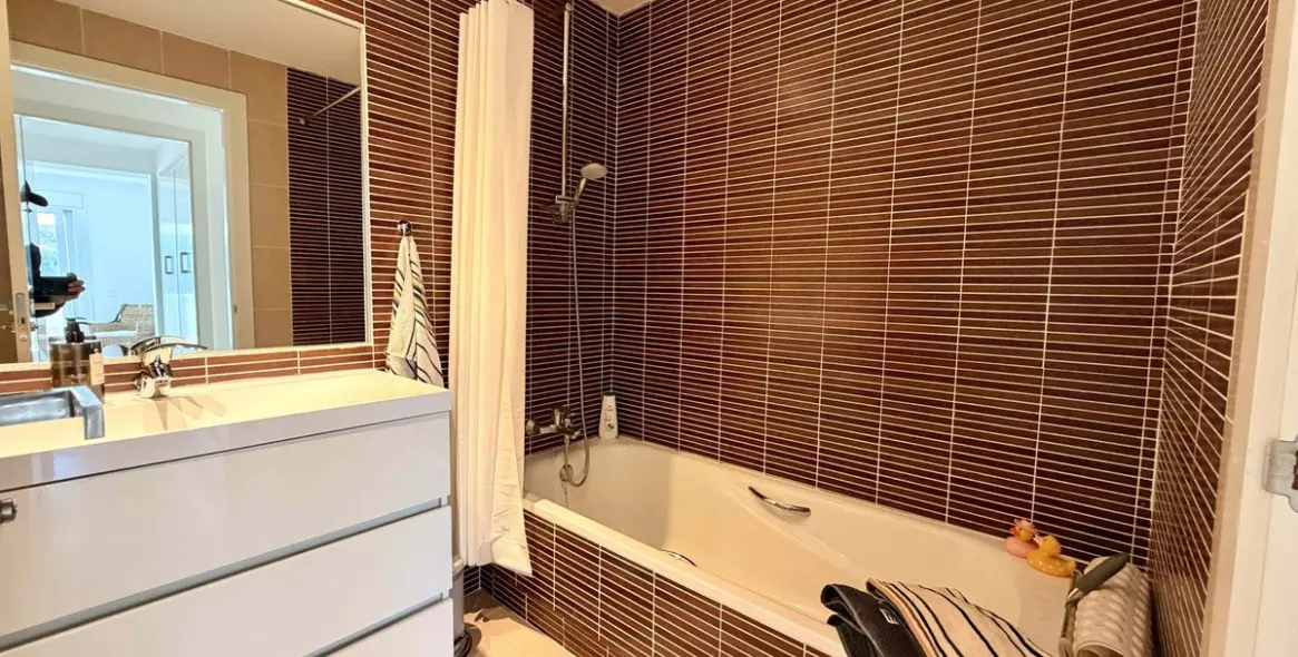 Sale of middle floor apartment in Benahavís 24