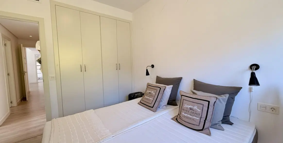 Sale of middle floor apartment in Benahavís 26