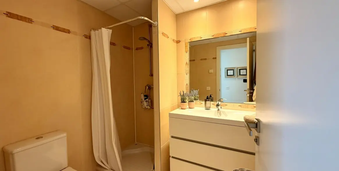 Sale of middle floor apartment in Benahavís 28