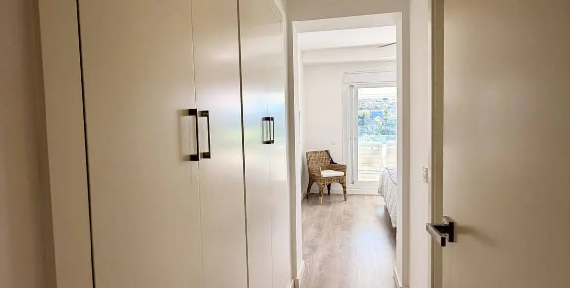 Sale of middle floor apartment in Benahavís 31