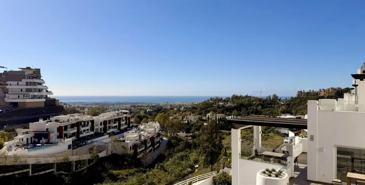 Sale of middle floor apartment in Benahavís 33