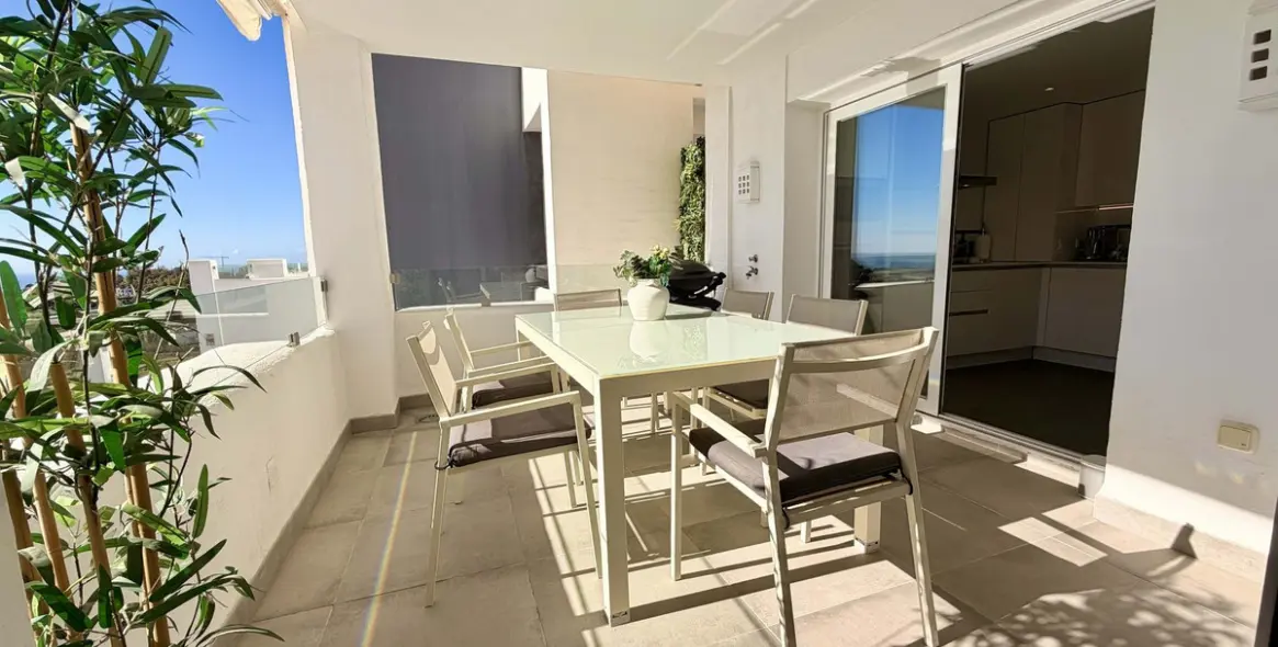 Sale of middle floor apartment in Benahavís 37