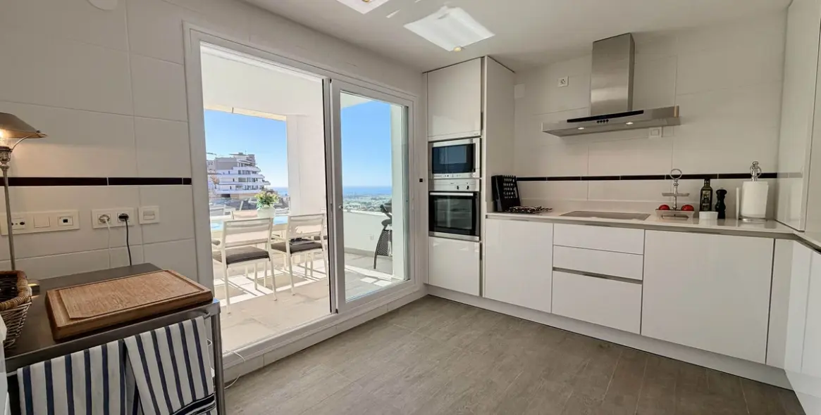 Sale of middle floor apartment in Benahavís 38