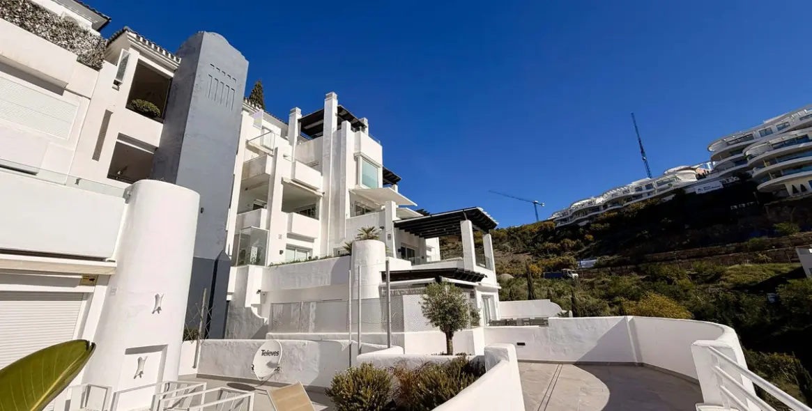 Sale of middle floor apartment in Benahavís 41