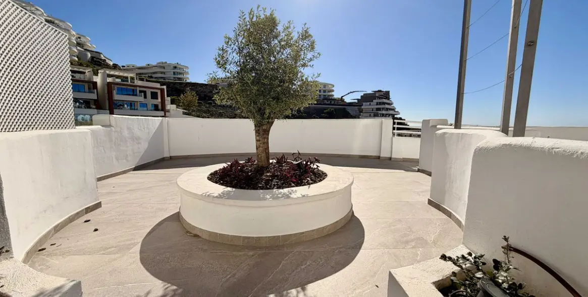 Sale of middle floor apartment in Benahavís 43