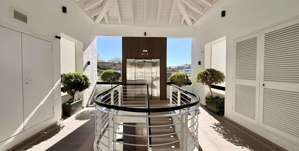 Sale of middle floor apartment in Benahavís 53