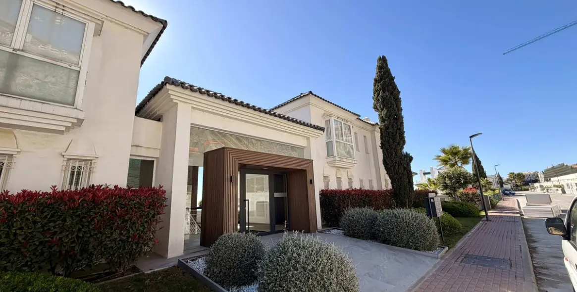 Sale of middle floor apartment in Benahavís 54