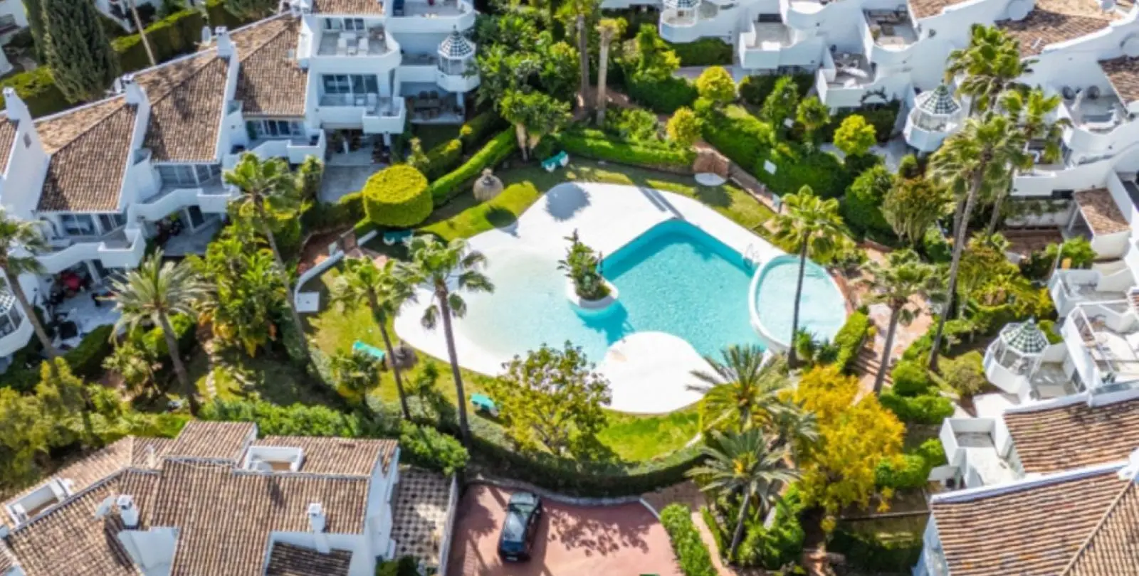 Продажа дома на две семьи в Marbella 1