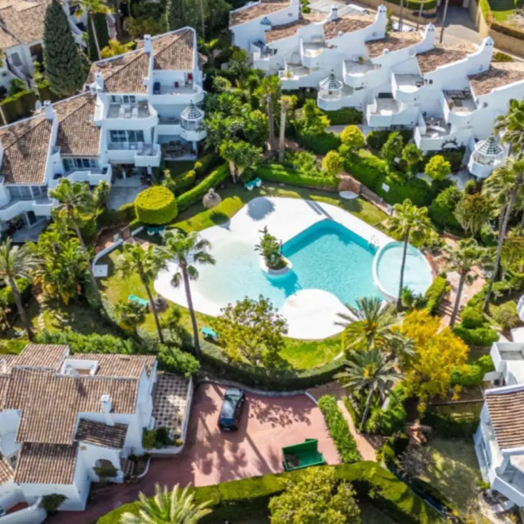 Продажа дома на две семьи в Marbella
