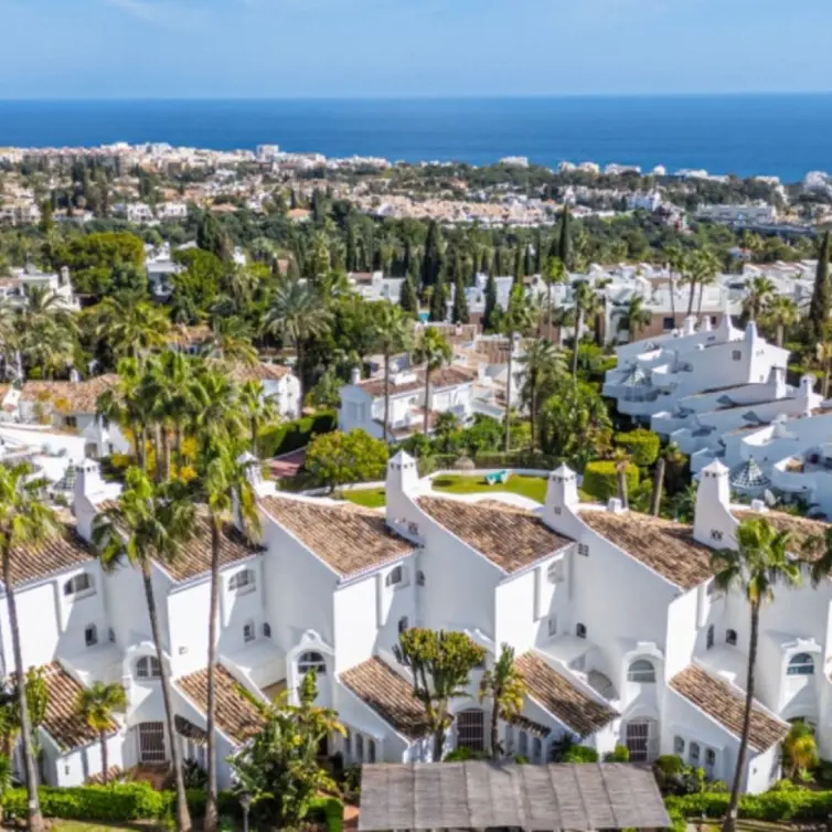 Продажа дома на две семьи в Marbella