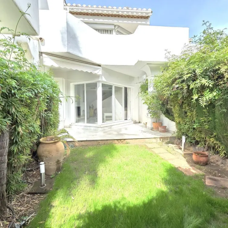 Продажа дома на две семьи в Marbella