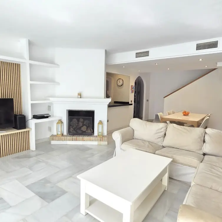 Продажа дома на две семьи в Marbella