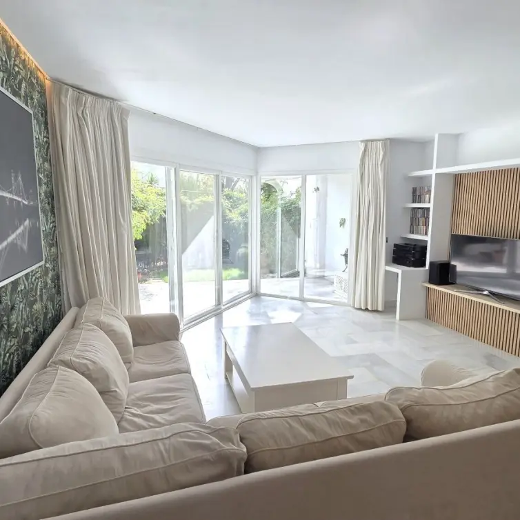 Продажа дома на две семьи в Marbella