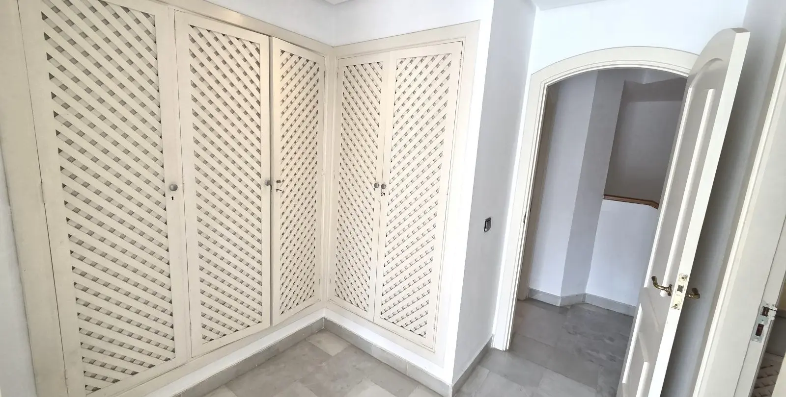Продажа дома на две семьи в Marbella 10