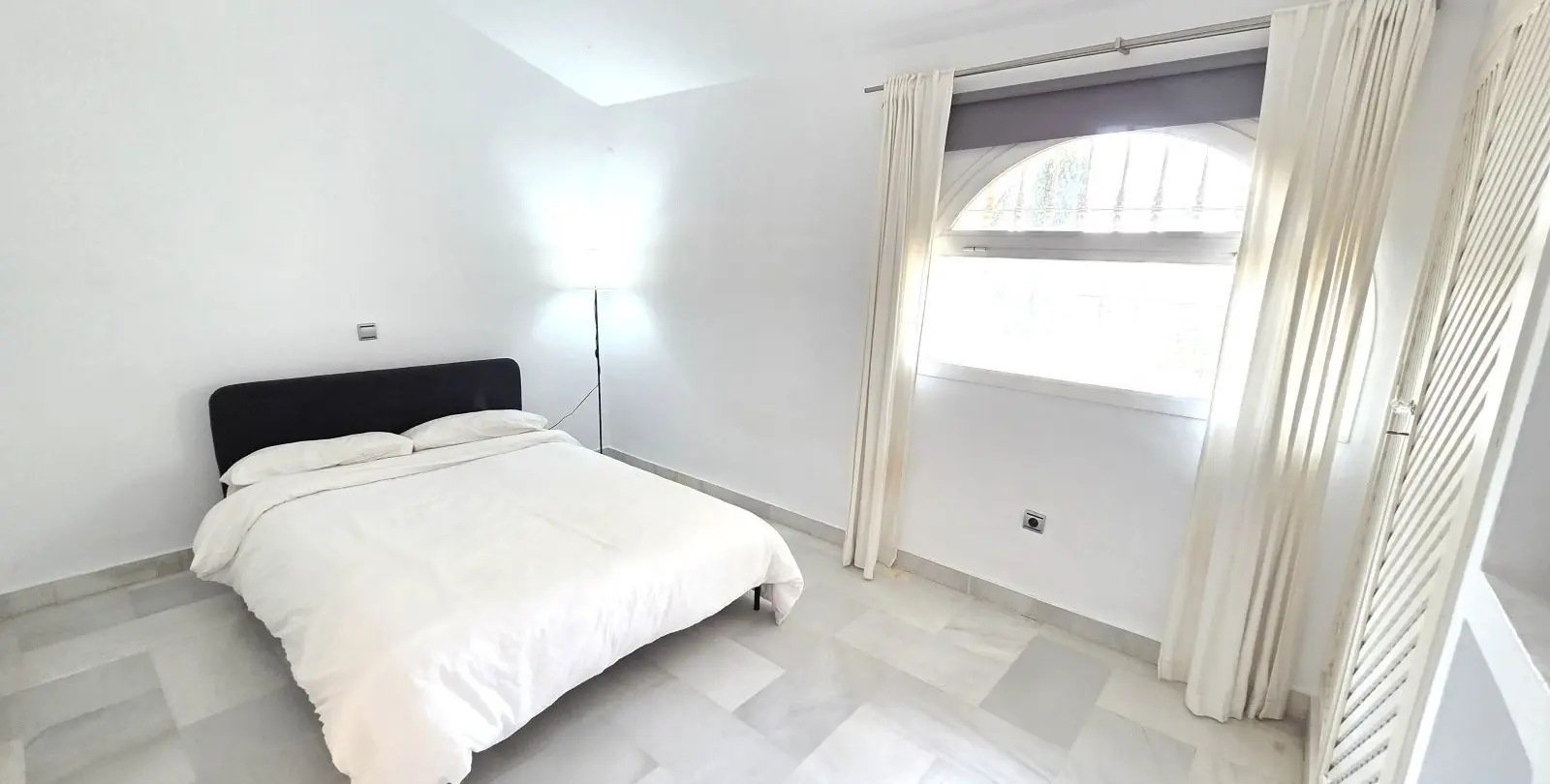 Продажа дома на две семьи в Marbella 11