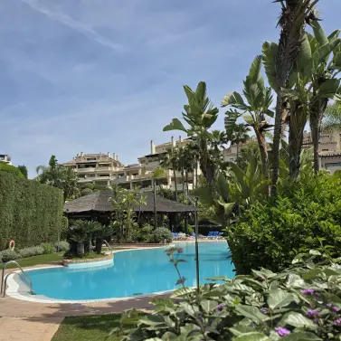 Sale of middle floor apartment in Benahavís