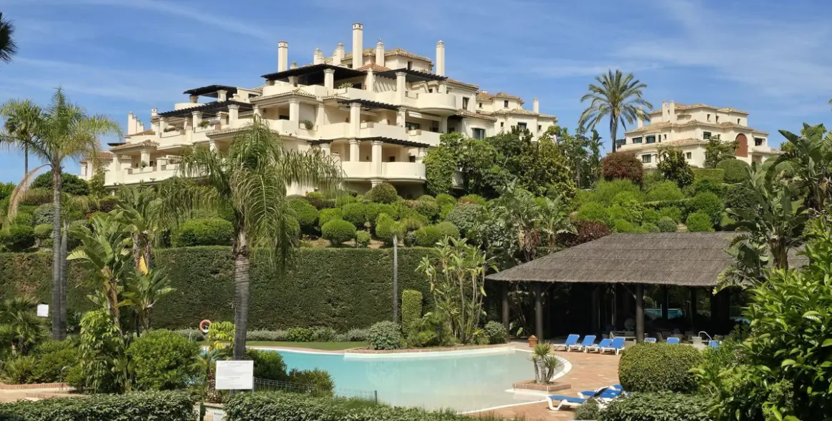 Venta de apartamento en planta media en Benahavís 2
