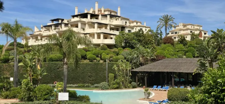Sale of middle floor apartment in Benahavís 1