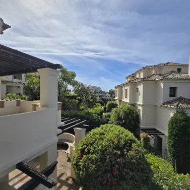 Sale of middle floor apartment in Benahavís