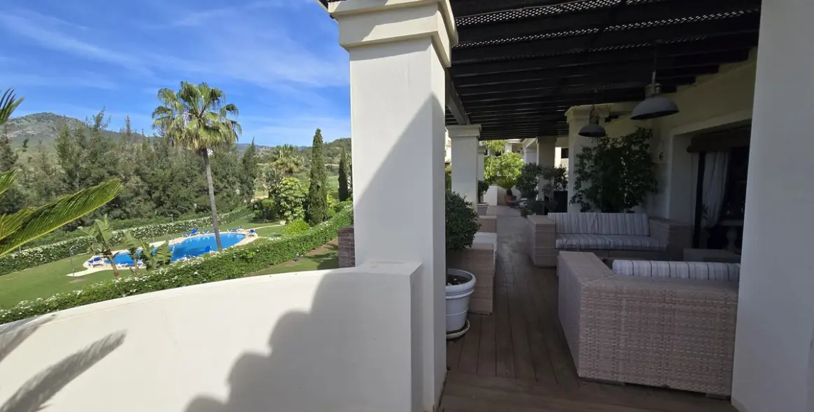 Venta de apartamento en planta media en Benahavís 5