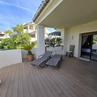 Sale of middle floor apartment in Benahavís