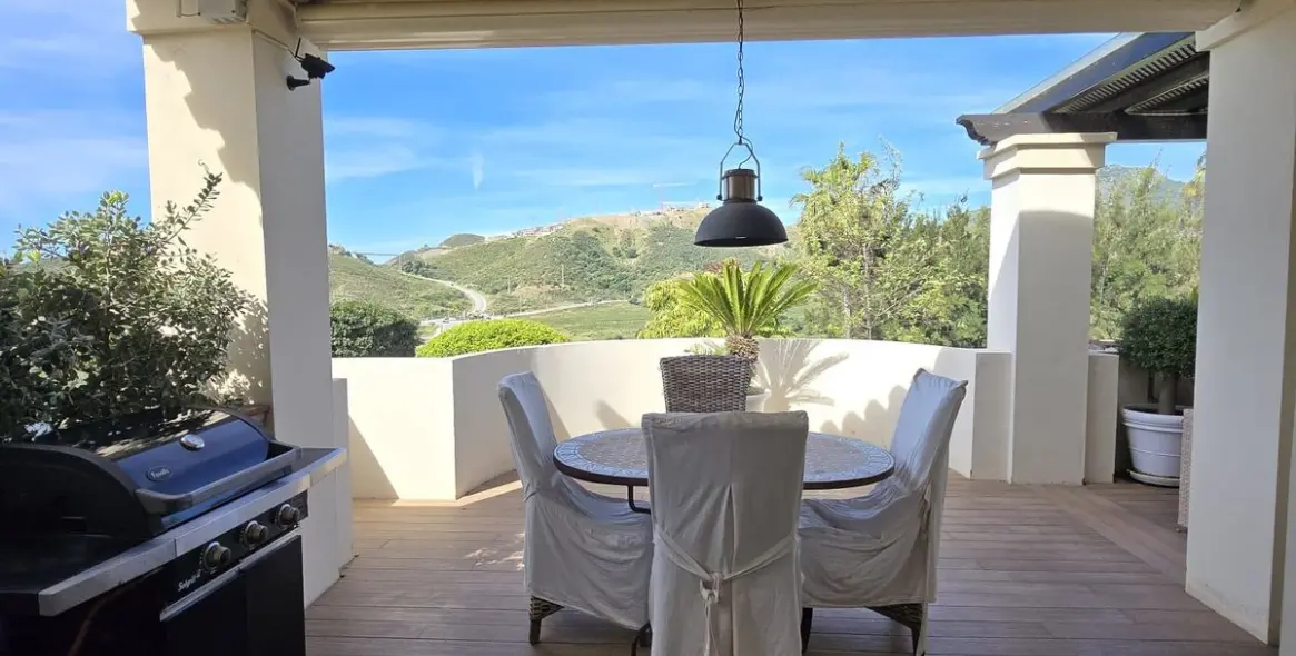 Venta de apartamento en planta media en Benahavís 12