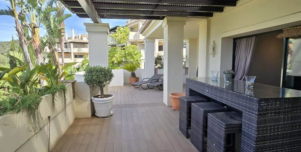 Venta de apartamento en planta media en Benahavís 14