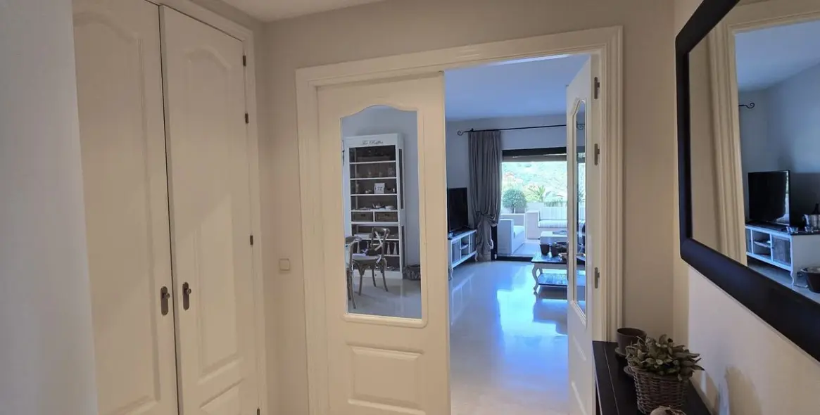 Venta de apartamento en planta media en Benahavís 16