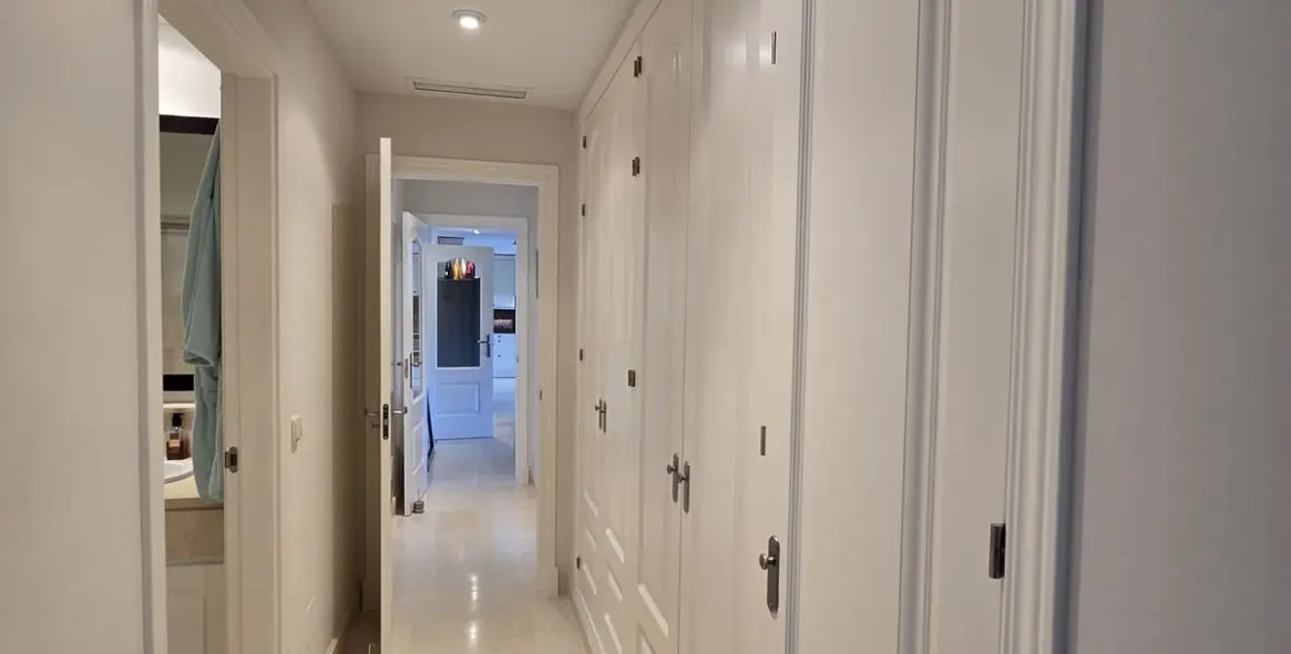 Venta de apartamento en planta media en Benahavís 28