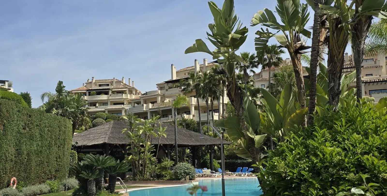 Sale of middle floor apartment in Benahavís 1