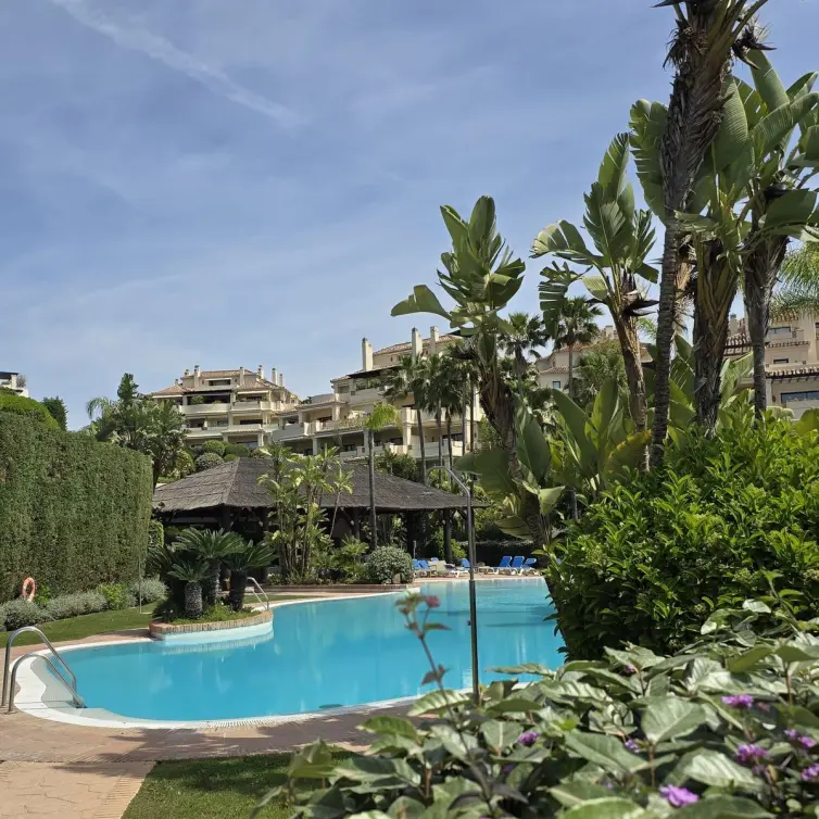 Sale of middle floor apartment in Benahavís