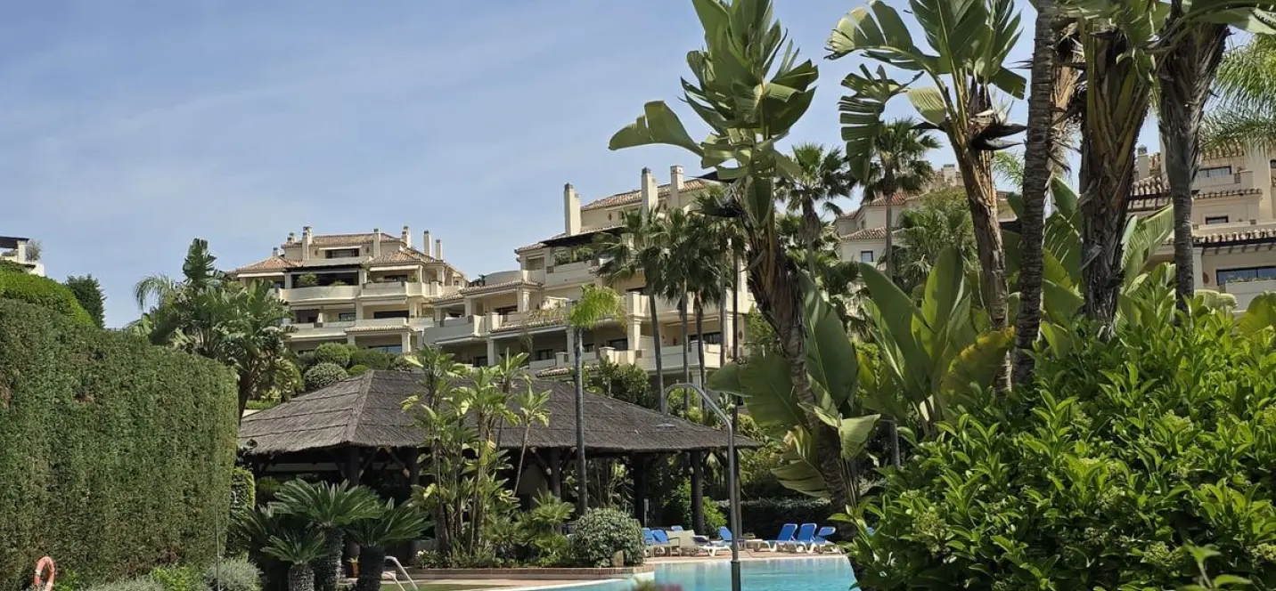 Sale of middle floor apartment in Benahavís 0